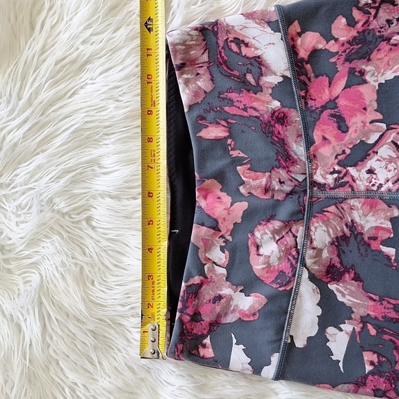 Victoria's Secret Sport Knockout Watercolor Floral Capri Legging - Picture 11 of 13